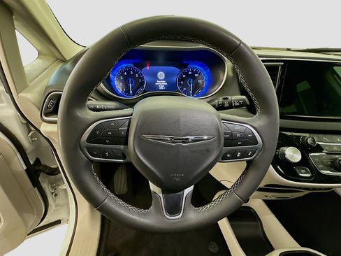 Used 2024 Chrysler Pacifica Touring-L image 18
