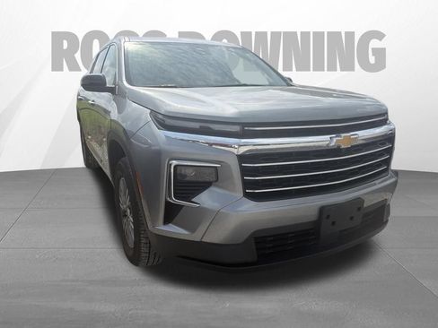Used 2025 Chevrolet Traverse LT FWD image 3