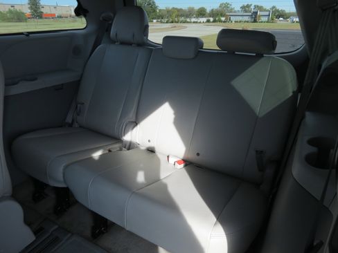 Used 2012 Toyota Sienna XLE image 34