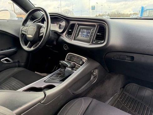 Used 2015 Dodge Challenger SXT image 10