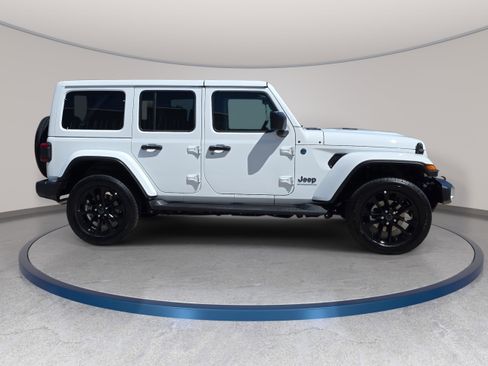 Used 2025 Jeep Wrangler Unlimited Sahara AWD/4WD image 5