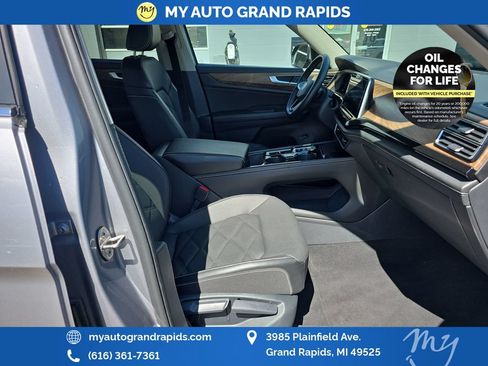 Used 2025 Volkswagen Atlas SE AWD/4WD image 23