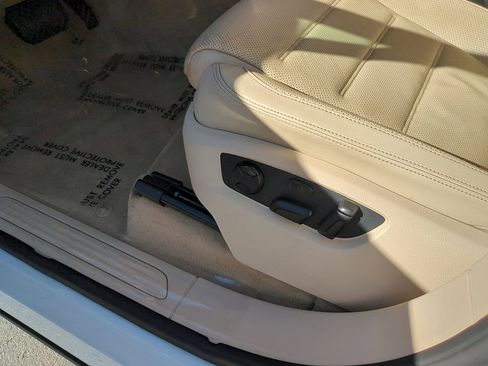 Used 2016 Volkswagen Touareg Sport image 16