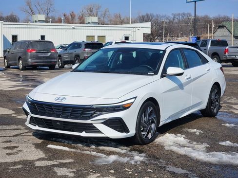Used 2025 Hyundai Elantra SEL FWD image 3