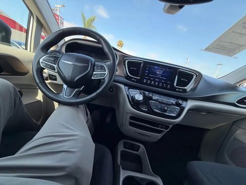 Used 2017 Chrysler Pacifica Touring FWD image 6