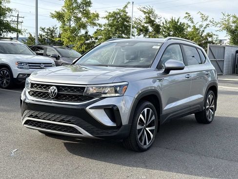 Used 2023 Volkswagen Taos SE w/ Panoramic Sunroof Package FWD image 6