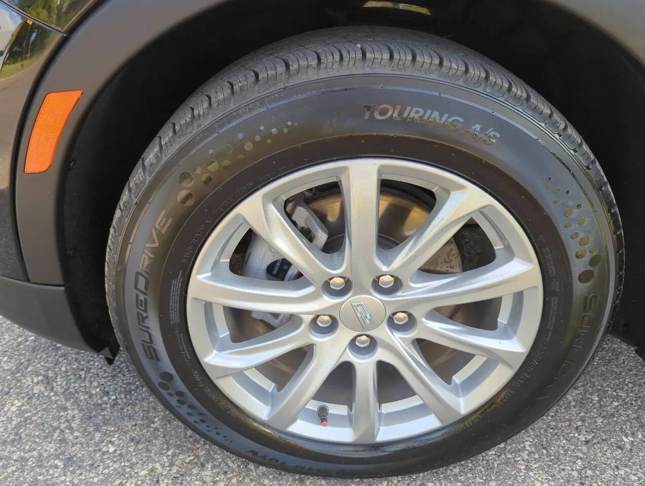Used 2023 Cadillac XT4 Luxury w/ Cold Weather Package AWD/4WD image 9