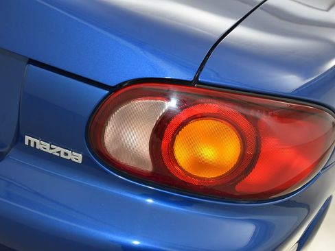 Used 1999 MAZDA MX-5 Miata 10th Anniversary Edition RWD image 39
