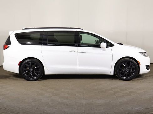 Used 2018 Chrysler Pacifica Touring Plus w/ S Appearance Package image 18