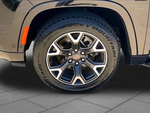 Used 2024 Jeep Wagoneer Series III AWD/4WD image 10