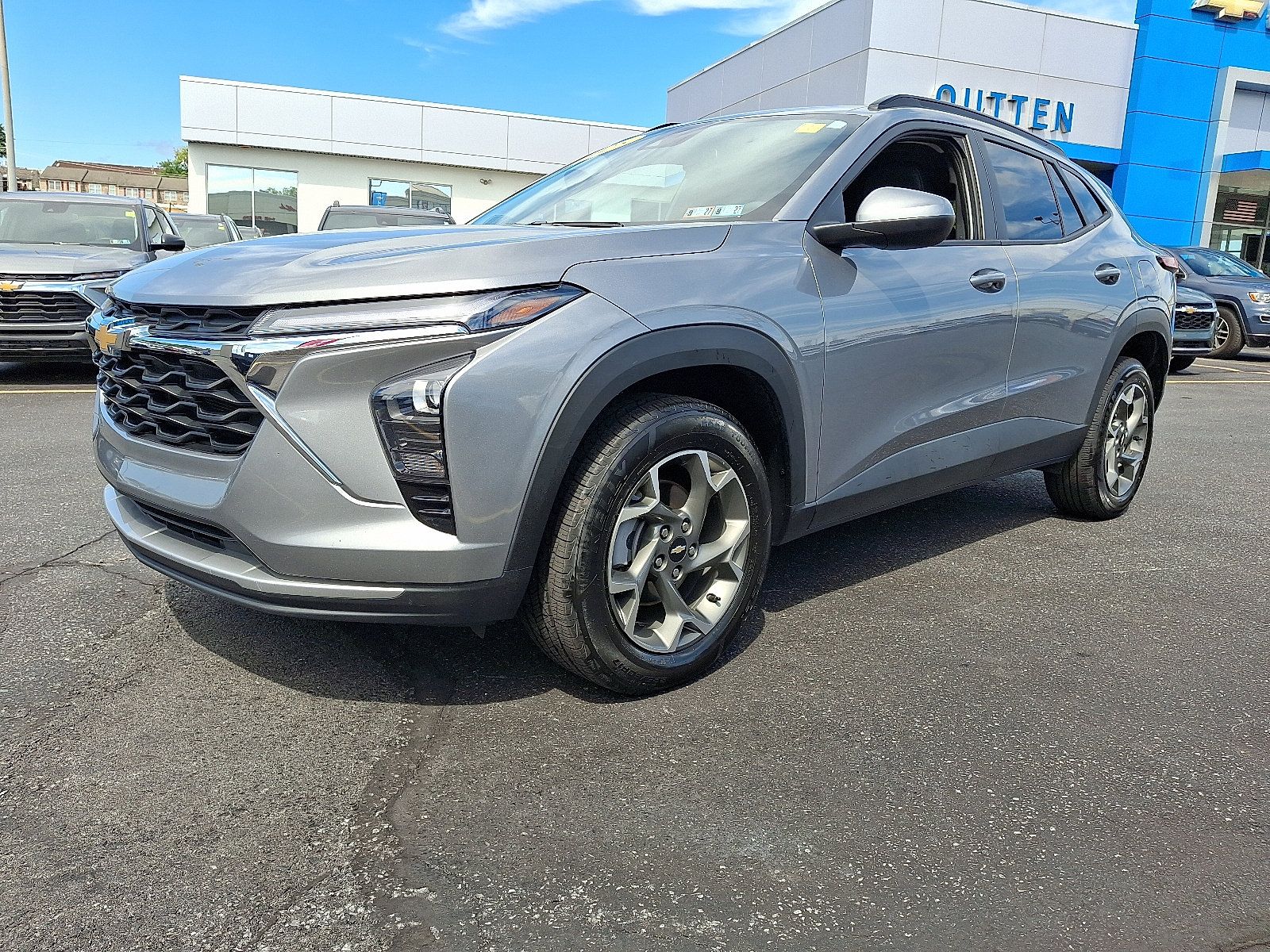 Used 2025 Chevrolet Trax LT FWD image 1