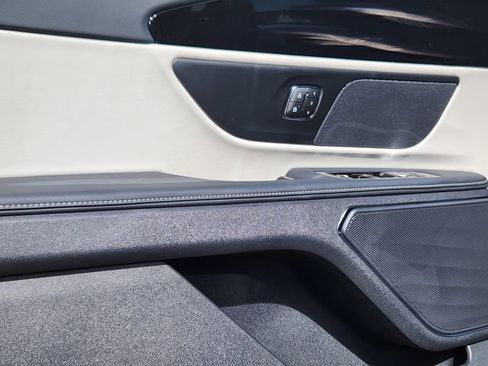 New 2025 Lincoln Nautilus Premier image 9