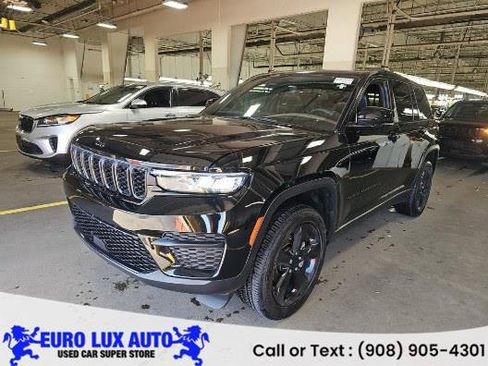 Used 2023 Jeep Grand Cherokee Altitude AWD/4WD image 1
