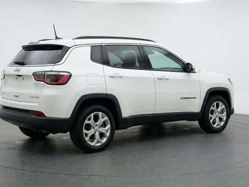 Used 2025 Jeep Compass Latitude AWD/4WD image 9