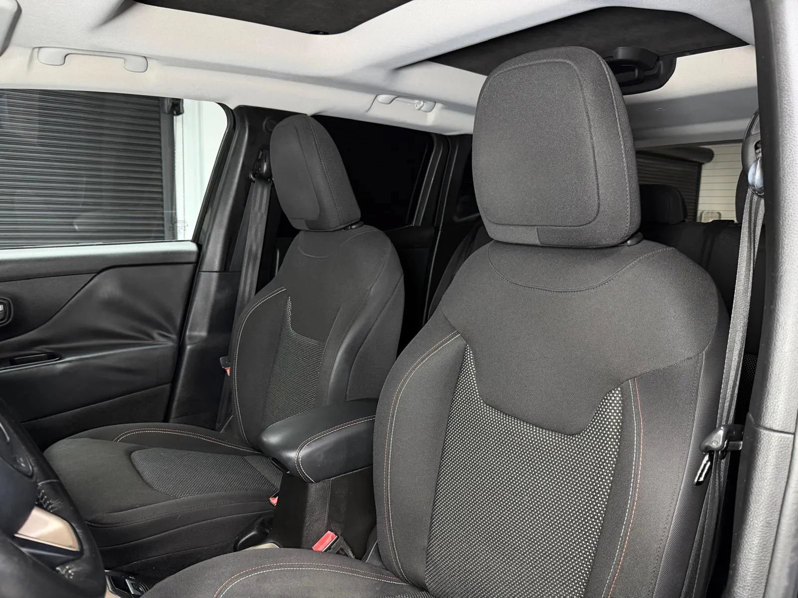 Used 2016 Jeep Renegade 75th Anniversary FWD image 29