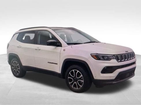 Used 2025 Jeep Compass Trailhawk AWD/4WD image 1