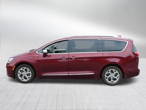 Used 2021 Chrysler Pacifica Limited w/ Uconnect Theater Family Group FWD image 4