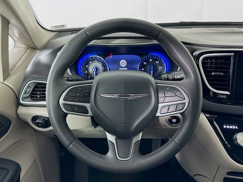 Used 2024 Chrysler Pacifica Touring-L image 18