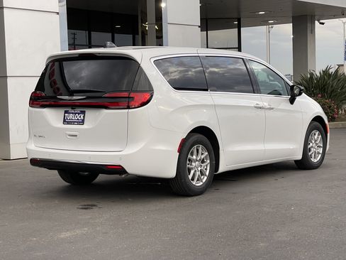 New 2026 Chrysler Pacifica Select image 4