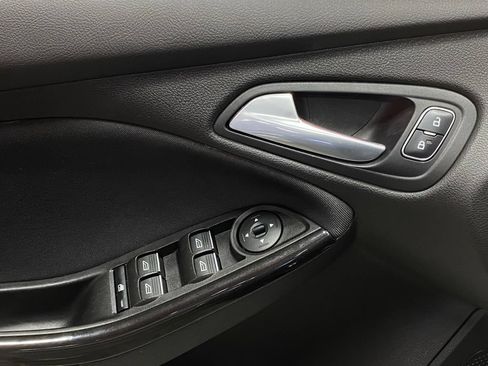 Used 2017 Ford Focus Titanium w/ Titanium Technology Package FWD image 13