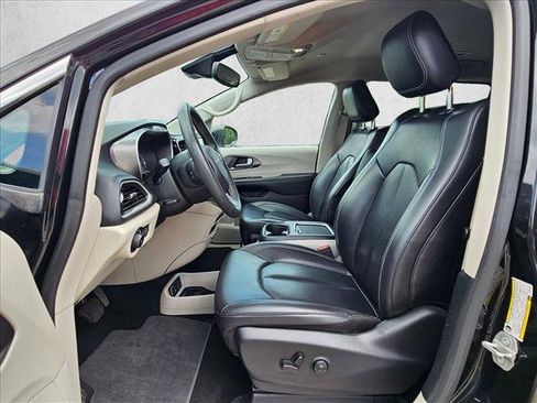 Used 2023 Chrysler Pacifica Touring-L FWD image 15