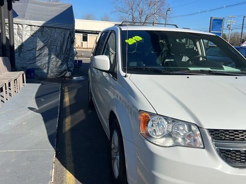Used 2019 Dodge Grand Caravan SXT image 12