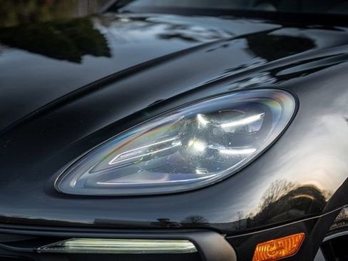 Used 2023 Porsche Macan Turbo image 4