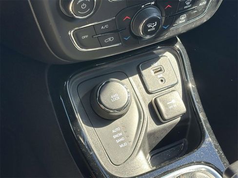 Used 2020 Jeep Compass Limited image 27