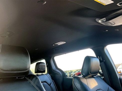 Used 2025 Chrysler Pacifica Select image 27