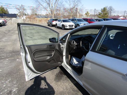 Used 2017 Ford Fiesta SE image 14