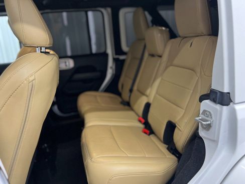 Used 2019 Jeep Wrangler Unlimited Sahara w/ Safety Group AWD/4WD image 16