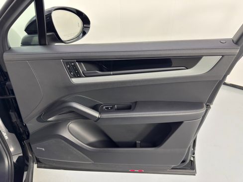 Used 2024 Porsche Cayenne w/ Premium Package image 48