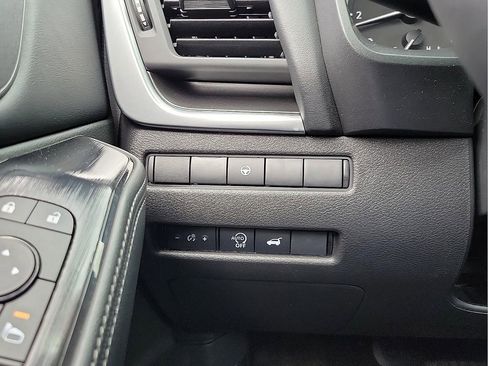 Used 2025 Nissan Rogue SV FWD image 14