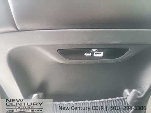 Used 2023 Chrysler Pacifica Touring-L FWD image 18