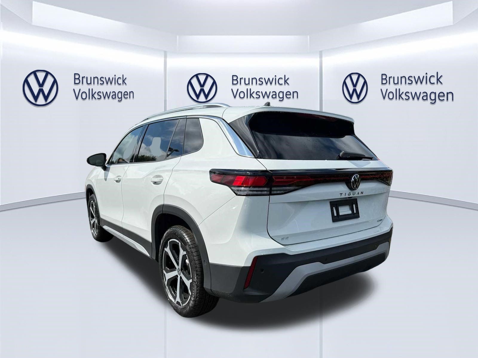 New 2026 Volkswagen Tiguan SE AWD/4WD image 4
