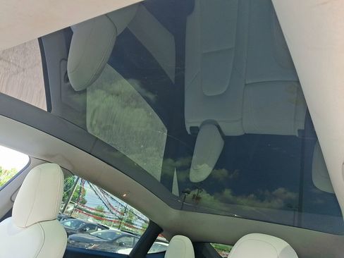 Used 2022 Tesla Model Y Performance AWD/4WD image 16