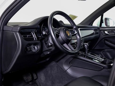Certified 2024 Porsche Macan w/ Premium Plus Package image 4
