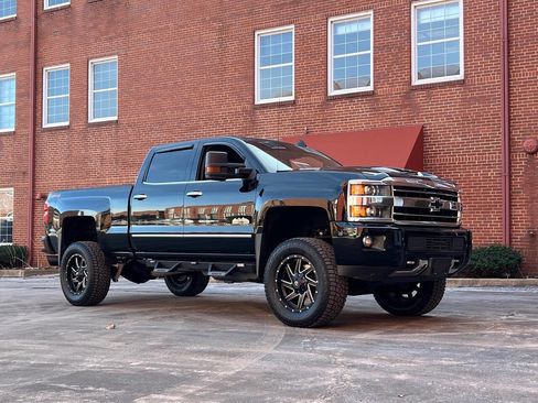 Used 2018 Chevrolet Silverado 2500 High Country w/ Duramax Plus Package image 2
