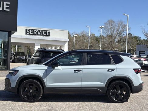Used 2025 Volkswagen Taos SE image 31