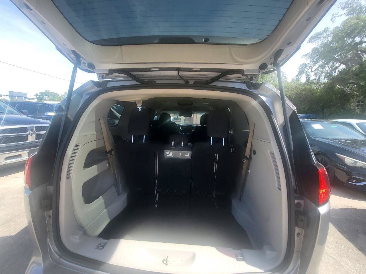 Used 2017 Chrysler Pacifica Touring w/ Tire & Wheel Group FWD image 32