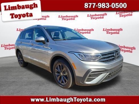 Used 2024 Volkswagen Tiguan SE image 1