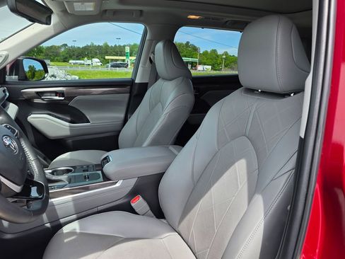 Used 2023 Toyota Highlander Platinum FWD image 10