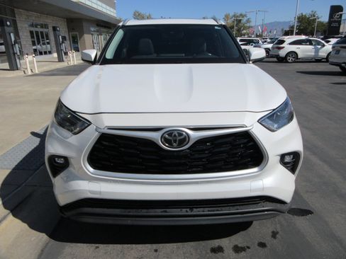 Used 2023 Toyota Highlander XLE AWD/4WD image 15