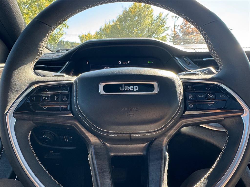 Used 2023 Jeep Grand Cherokee Overland AWD/4WD image 19