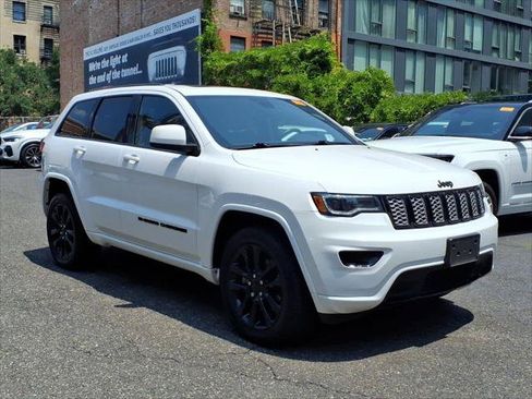 Certified 2022 Jeep Grand Cherokee Laredo X AWD/4WD image 3