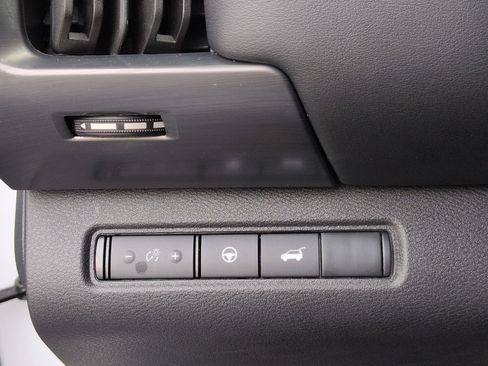 Used 2025 Nissan Pathfinder SL AWD/4WD image 17