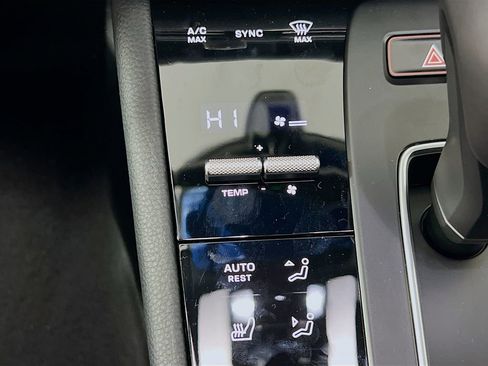 New 2026 Porsche Macan image 18