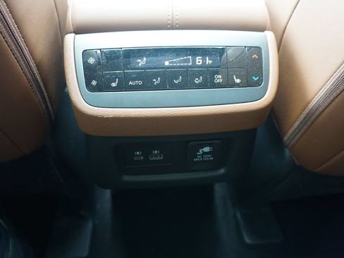 Used 2023 Nissan Pathfinder Platinum FWD image 15