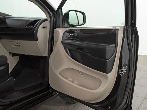 Used 2018 Dodge Grand Caravan SE w/ UConnect Hands-Free Group FWD image 16