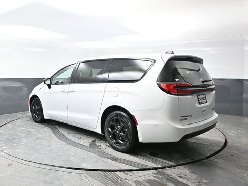 Used 2024 Chrysler Pacifica Select image 12